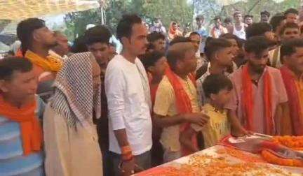 मेदिनीनगर (डालटनगंज): सेना के जवान राजेन्द्र ठाकुर के घर बरांव पहुंचे सांसद, कहा- पलामू ने एक होनहार लाल खोया