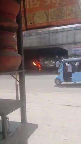 घाटमपुर: कोयला नगर अंडरपास में चलती बुलेट में लगी आग, चालक ने कूदकर बचाई जान