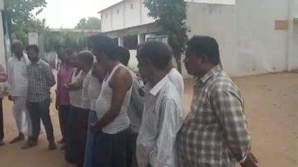 నిర్మల్: సిర్గాపూర్ గ్రామంలో గల బీడీ ఫ్యాక్టరీలో కార్మికులతో సమావేశం నిర్వహించిన టీయూసీఐ రాష్ట్ర కార్యదర్శి రాజన్న