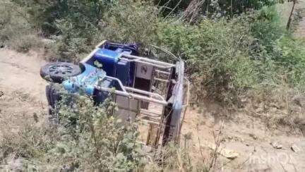 धामपुर: धामपुर के शेरकोट मार्ग पर कार की टक्कर से ई-रिक्शा सवार चार लोग घायल