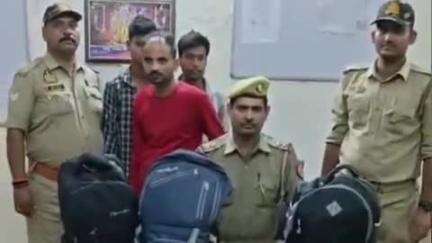 मुगलसराय: लाल बहादुर शास्त्री पार्क के पास पुलिस ने 3 शराब तस्करों को किया गिरफ्तार, 3 बैगों में लगभग 19 लीटर अवैध शराब बरामद