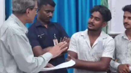 বহরমপুর: বিক্ষোভের মুখে মুর্শিদাবাদবিশ্ববিদ্যালয়ের উপাচার্য,  ছাত্র-ছাত্রীদের পক্ষ থেকে দেয়া হলো একাধিক দাবিতে ডেপুটেশন