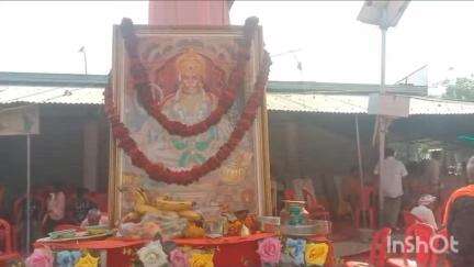 सिरौली गौसपुर: बारिन बाग चौराहे व खुटौली चौराहे पर जेठ माह के पहले मंगलवार को भंडारे का आयोजन किया गया