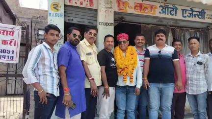 सुमेरपुर: सुमेरपुर के जालौर चौराहे पर भगत सिंह सेवा समिति के बैनर तले मीडिया क्लब के अध्यक्ष का माला व साफा पहनाकर स्वागत किया गया
