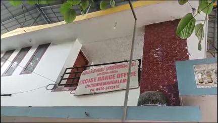 കൊട്ടാരക്കര: ചടയമംഗലത്ത് 20 ലിറ്റര്‍ വാറ്റുചാരായവുമായി രണ്ടു പേരെ എക്‌സൈസ് സംഘം പിടികൂടി, കോടതിയില്‍ ഹാജരാക്കി
