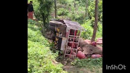 പട്ടാമ്പി: തിരുവേഗപുറ തേക്കുമലയിൽ ഗ്യാസ് സിലിണ്ടറുമായി എത്തിയ ലോറി താഴ്ചയിലേക്ക് മറിഞ്ഞ് അപകടം, ഡ്രൈവർക്ക് പരിക്ക്
