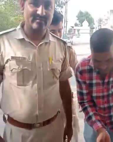 पिंडवाड़ा: सरुपगंज सर्विस रोड पर लावारिस हालत में मिला 4 साल का मासूम बच्चा, सूचना पर पुलिस मौके पर पहुंची