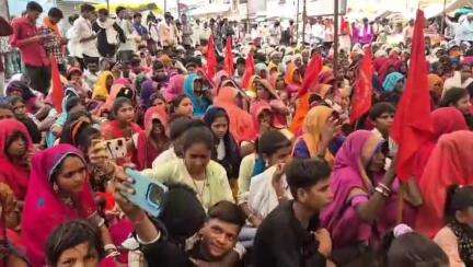 बड़वानी: ई-केवाईसी और कागजी कार्रवाई से परेशान आदिवासी, जिला मुख्यालय में विरोध प्रदर्शन, दो सांसद और तीन विधायक नदारद