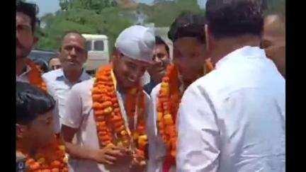 इंद्री: इंद्री के बच्चों ने मलेशिया में कराटे में जीत हासिल की, इंद्री पहुंचने पर फूल मालाओं से किया स्वागत