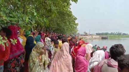 সাগরদিঘি: সাগরদিঘির পাটকেলডাঙ্গা অঞ্চলে, ভাগীরথীতে তলিয়ে যাওয়া  কিশোরীর  দেহ উদ্ধারের কাজ ডুবুরি নামিয়ে তল্লাশি শুরু হলো