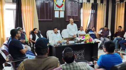 लोहाघाट:दर्जा राज्य मंत्री नवीन वर्मा का लोहाघाट में हुआ भव्य स्वागत। व्यापारियों व वरिष्ठ नागरिकों ने रखी समस्या।
