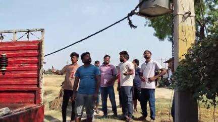 #साहवागंज #बाजार में विगत कई दिनों से ट्रांसफार्मर जल गया था 

#विद्युत #संविदा #कर्मियों के #धरना के #बावजूद 

मेरे द्वारा उच्च अधिकारियों से संपर्क करके ट्रांसफार्मर लगवा