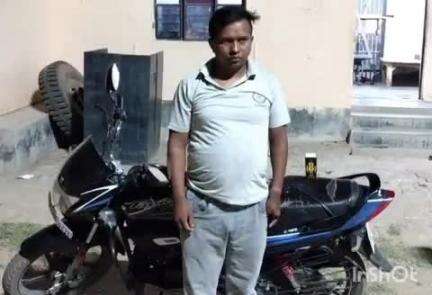 काराकाट: कछवां थाना क्षेत्र के इब्राहिमपुर से पुलिस ने 180 एमएल अंग्रेजी शराब के साथ एक युवक को किया गिरफ्तार, बाइक जब्त