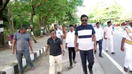 திருவண்ணாமலை: கிரிவல பாதையில் தூய்மை பணிகள் நடைபெற்று வருவதை மாவட்ட ஆட்சியர் தர்பகராஜ் பார்வையிட்டு ஆய்வு மேற்கொண்டார்