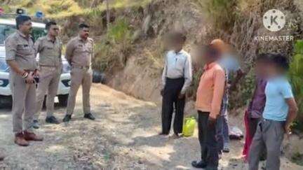 सल्ट: सल्ट में बिना सत्यापन किरायेदार मजदूर रखने पर पुलिस टीम ने की कार्रवाई, ₹15 हजार का किया चालान