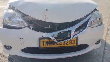 கீழக்கரை: உத்தரகோசமங்கை விளக்கு அருகே கார் மீது மோதி தப்பித்து ஓடிய குடிநீர் விநியோகம் செய்யும் வாகனம்