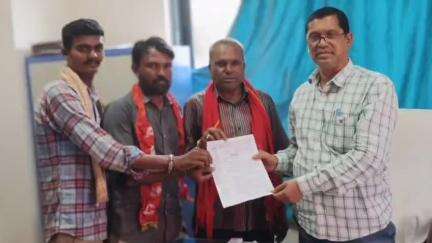 అసిఫాబాద్: ఆసిఫాబాద్ DMHO కు సమ్మె నోటీసులు అందజేసిన ఏఐటీయూసీ జిల్లా నాయకులు
