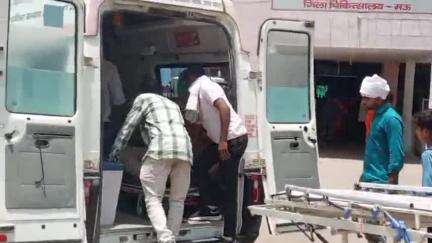 मऊ: घोसी चीनी मिल के पास तेज रफ्तार में आ रही कार का पहिया हुआ ब्लास्ट, एक युवक घायल, लाया गया अस्पताल