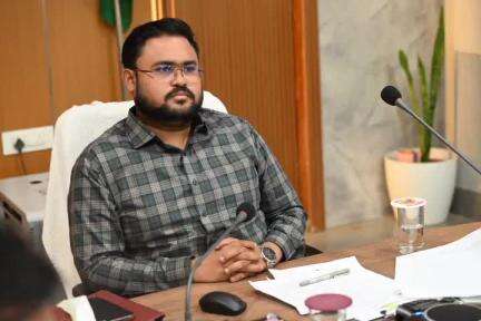 నిర్మల్: మైనర్లకు వివాహం జరిపితే చట్టప్రకారం చర్యలు తీసుకుంటామని హెచ్చరించిన జిల్లా ఇన్చార్జి అధికారి అదనపు కలెక్టర్ ఫైజాన్ అహ్మద