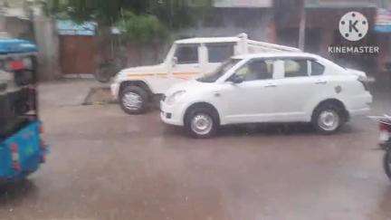 नोहर: नोहर क्षेत्र में मंगलवार को हुई हल्की बारिश के साथ गिरे ओले, तापमान में आई गिरावट