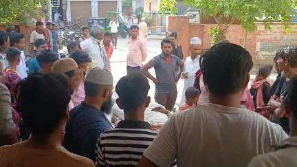 आंवला: आंवला में खड़े ई-रिक्शा को कार ने मारी टक्कर, 55 वर्षीय चालक की मौके पर मौत, कार चालक को किया गिरफ्तार