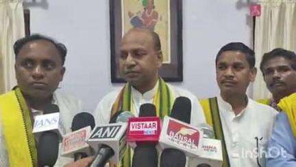 बैकुंठपुर: गोंडवाना गणतंत्र पार्टी के राष्ट्रीय अध्यक्ष तूलेश्वर सिंह मरकाम का बड़ा बयान, कहा- आदिवासियों का हो रहा शोषण