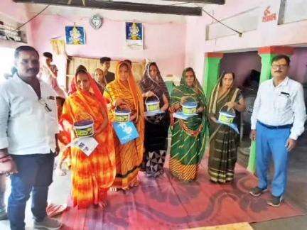 राजातालाब: वाराणसी के प्रगतिशील पशुपालकों को एनिमल हेल्थ किट का वितरण