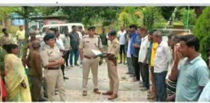 ठाकुरगंज: ठाकुरगंज थाना परिसर में अंचल पुलिस निरीक्षक के नेतृत्व में गुंडा परेड का आयोजन किया गया