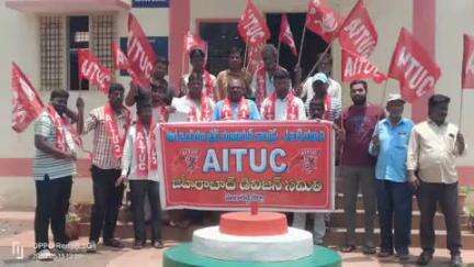 జహీరాబాద్: మున్సిపల్ కాంట్రాక్ట్ వాటర్ సప్లై కార్మికులకు జీతాలు వెంటనే చెల్లించాలని ఆర్డీవో కార్యాలయం వద్ద ధర్నా
