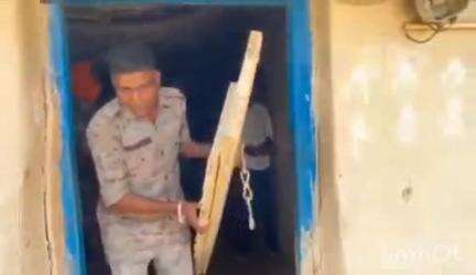चांदवा: न्यायालय के आदेश पर चंदवा थाना पुलिस ने अभियुक्त राहुल सिंह के घर पर कुर्की-जब्ती की कार्रवाई की