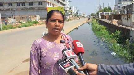 હિંમતનગર: હિંમતનગર નવીન સિવિલ હોસ્પિટલ સામે ઉભરાતી ગટરની સમસ્યાને લઈ સ્થાનિક મહિલાઓનો વિરોધ:સ્થાનિક મહિલાએ આપી પ્રતિક્રિયા.