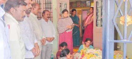 తెలుగుదేశం పార్టీ నాయకుడు గుండెపోటుతో మృతి, నివాళులు అర్పించిన మాజీ ఎమ్మెల్సీ గుండుమల