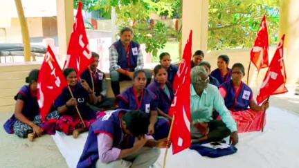 పలమనేరు: 4 నెలలుగా జీతాలు లేవు, ఎలా బతికేది  కలెక్టర్ గారు.. అంటూ పారిశుద్ధ్య కార్మికుల నిరసన