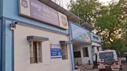 રાણપુર: તાલુકાના અલમપુર ગામે ખોડીયાર માતાજીના મંદિર પાસેથી મોબાઇલ ફોનની ચોરી થતા અજાણ્યા ઈસમ વિરુદ્ધ ફરિયાદ નોંધાય