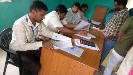 అసిఫాబాద్: వాంకిడి ఎంపిడిఓ కార్యాలయంలో రాజీవ్ యువ వికాసం దరఖాస్తుల పరిశీలన