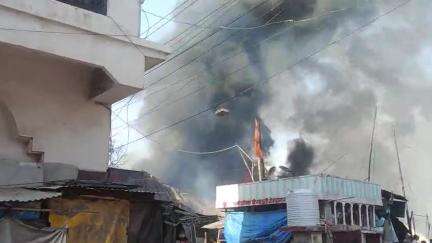 kanpur ke sakkar Patti colocter gung ke under lagi aag ,aag bhujhane ki puri koshish krte huye fayar brigede ke log