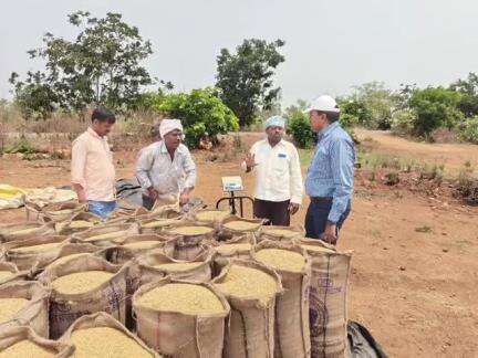 లింగంపేట్: కోమటిపల్లి, పోతాయిపల్లి గ్రామంలోని వాగ్దానం కొనుగోలు కేంద్రాలను పరిశీలించిన : జిల్లా అదనపు కలెక్టర్ విక్టర్