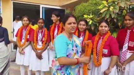 खलीलाबाद: CBSE बोर्ड में 12वीं और 10वीं में ब्लूमिंग बड्स स्कूल की छात्राओं ने किया जिला टॉप, स्कूल में मनाई गई खुशियां