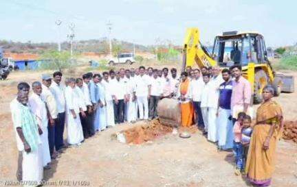 గద్వాల్: చిన్నోనిపల్లి R&R సెంటర్లో రెండు లక్షల సంపు నిర్మాణానికి భూమి పూజ చేసిన:డిఈ రవీంద్ర రెడ్డి మాజీ ఎంపీపీ గ్రామ ప్రజలు