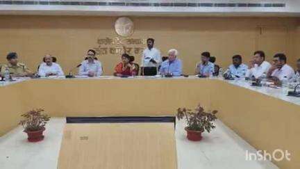 खलीलाबाद: राज महिला आयोग की सदस्य जनक नंदिनी निषाद ने जिलाधिकारी की मौजूदगी में कलेक्ट्रेट में जिले के अधिकारियों के साथ की बैठक