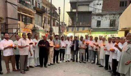 बुलंदशहर: नगर क्षेत्र के चौक बाजार स्थित जवाहर लाल नेहरू पार्क में कांग्रेस ने भारत-पाक संघर्ष में शहीद जवानों को दी श्रद्धांजलि