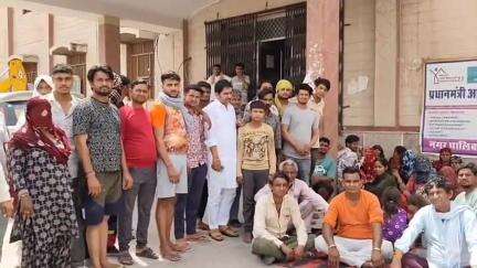 रावतसर: नगर पालिका रावतसर की टीम ने सरकारी भूमि से हटाया अवैध अतिक्रमण, सांसी समाज ने पालिका कार्यालय पर जताया विरोध