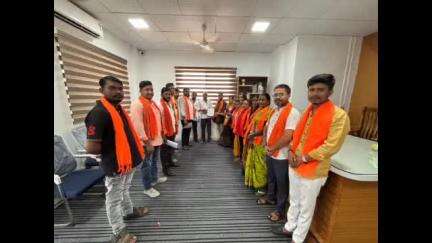 उदगीर: उन्हाळी क्लासेसच्या नावाखालील फिसची लूट थांबवावी, शिवसेनेचे गटविकास अधिकाऱ्यांना निवेदन