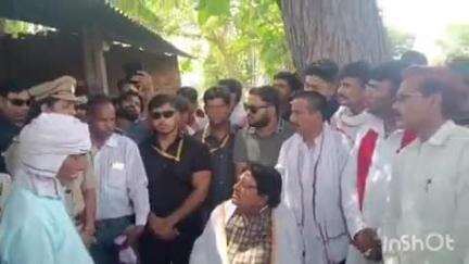 हाथरस: मुरसान के गांव खुटीपुरी में दलित बच्चे की निर्मम हत्या के मामले में परिजनों से मिले राज्यसभा सांसद, की प्रेस वार्ता