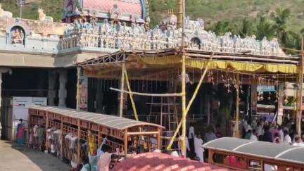 திருவண்ணாமலை: திருவண்ணாமலை அண்ணாமலையார் கோவிலில் கழக பொதுச் செயலாளர் எடப்பாடி கே. பழனிச்சாமி பிறந்த நாளை முன்னிட்டு பிரார்த்தனை செய்து அன்னதானம் வழங்கினர்