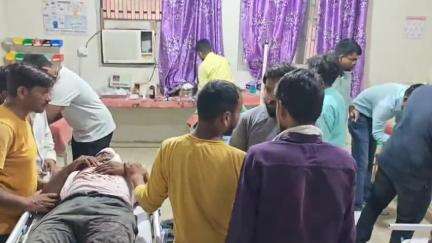 मऊ: कासिमाबाद में बाइक और ई-रिक्शा की टक्कर, चार लोग गंभीर रूप से घायल, जिला अस्पताल में भर्ती