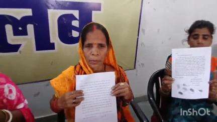 गोरखपुर: चकरा अव्वल निवासी महिला ने प्रेसवार्ता कर बिना बंटवारे के जमीन रजिस्ट्री कराने व जबरन रास्ता बनाने का दबंग पर लगाया आरोप