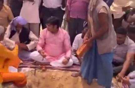शोहरतगढ़: विधायक विनय वर्मा ने जमुहवा में अन्त्येष्टि स्थल का किया भूमि पूजन