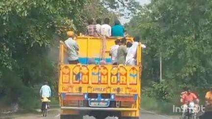 पलिया: संपूर्णा नगर कोतवाली क्षेत्र में जान जोखिम में डालकर सफर कर रहे हैं लोग, वीडियो हुआ वायरल