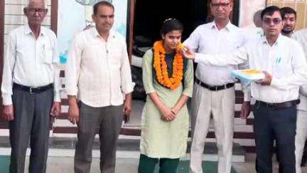 तोशाम: आदर्श स्कूल की छात्रा अपसाना ने हरियाणा में चौथा स्थान प्राप्त किया, भिवानी जिले की रही टॉपर